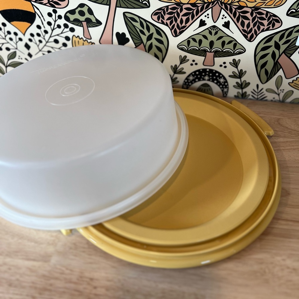 Vintage Tupperware Cake, Pie, or Cupcake Holder Harvest Gold